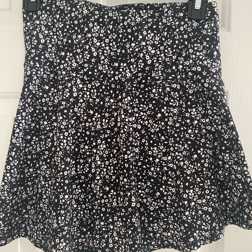 Kyodan Black and White Floral tennis/pickleball skirt.